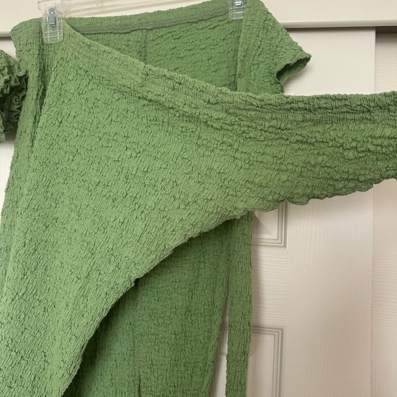 Green Two-Piece - Picture 4 of 9